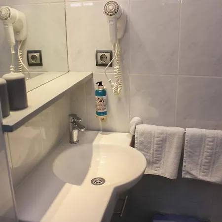 Alexandra Hotel *