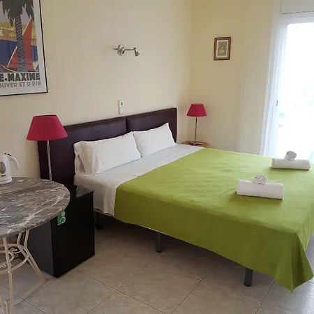 Alexandra Hotel *